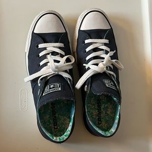 Chuck Taylor’s with padded tongue. 9M VGUC. Navy. Non smoking home. Ships FREE